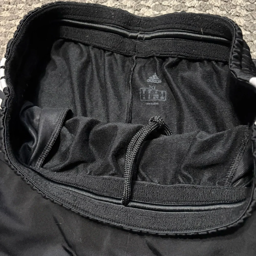 adidas classic black